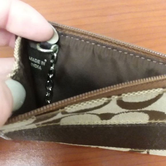 Signature Skinny COACH ID Case - Picture 4 of 5